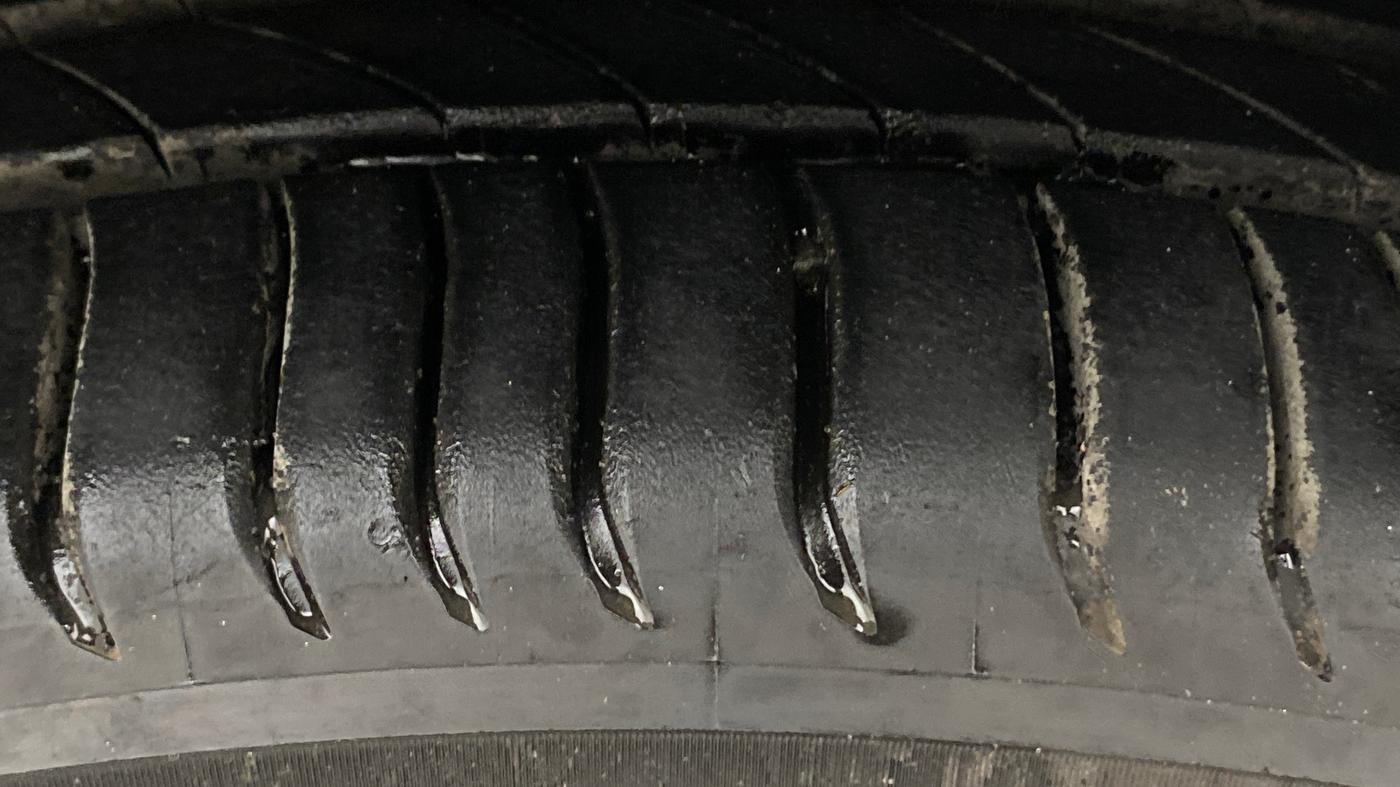 2019 Mahindra XUV300 W8 (O) 1.2 PETROL, Petrol, Manual, 82,849 km, Right Front Tyre Tread