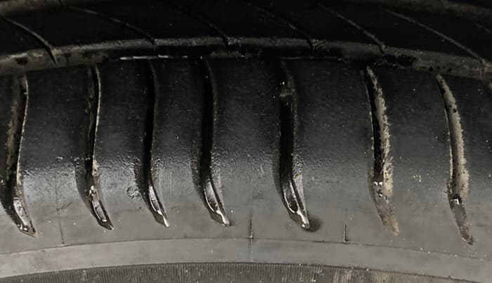 2019 Mahindra XUV300 W8 (O) 1.2 PETROL, Petrol, Manual, 82,849 km, Right Front Tyre Tread