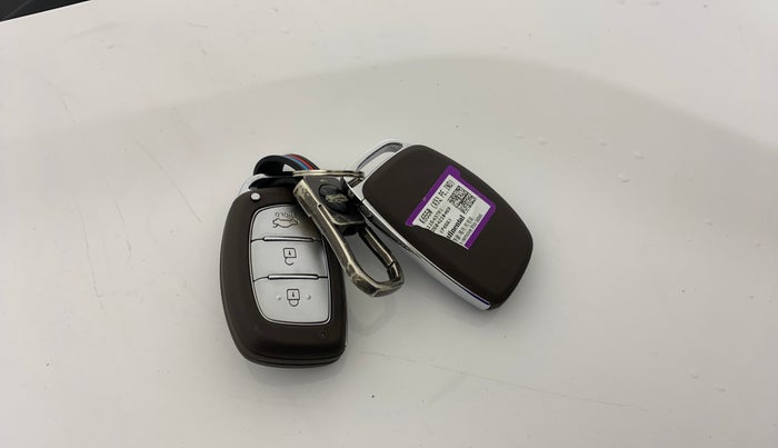 2025 Hyundai AURA SX PLUS 1.2 AMT, Petrol, Automatic, 11,939 km, Key Close Up