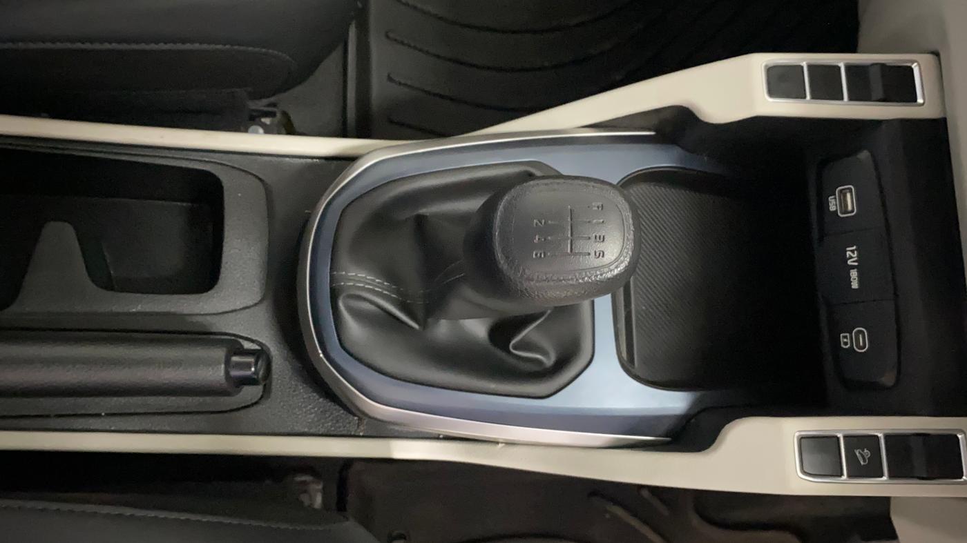 2025 KIA Carens Clavis HTE(O) 1.5 Petrol MT, Petrol, Manual, 315 km, Gear Lever
