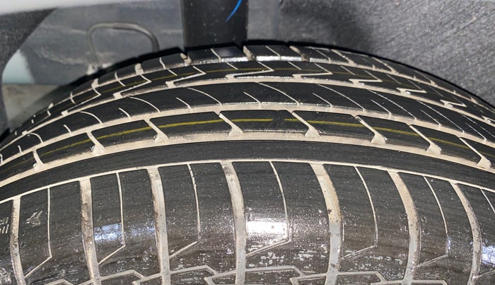 2025 KIA Carens Clavis HTE(O) 1.5 Petrol MT, Petrol, Manual, 315 km, Right Rear Tyre Tread