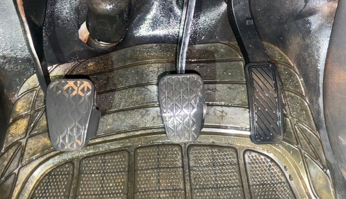 2016 Ford New Figo TITANIUM 1.2 PETROL MT, Petrol, Manual, 96,685 km, Pedals