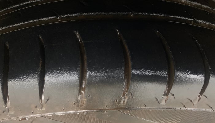 2016 Ford New Figo TITANIUM 1.2 PETROL MT, Petrol, Manual, 96,685 km, Left Front Tyre Tread