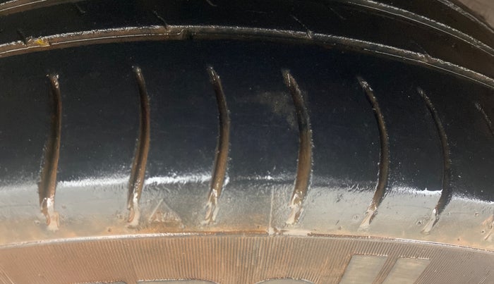 2016 Ford New Figo TITANIUM 1.2 PETROL MT, Petrol, Manual, 96,685 km, Right Rear Tyre Tread