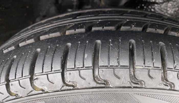 2013 Maruti Zen Estilo VXI, Petrol, Manual, 60,033 km, Right Front Tyre Tread