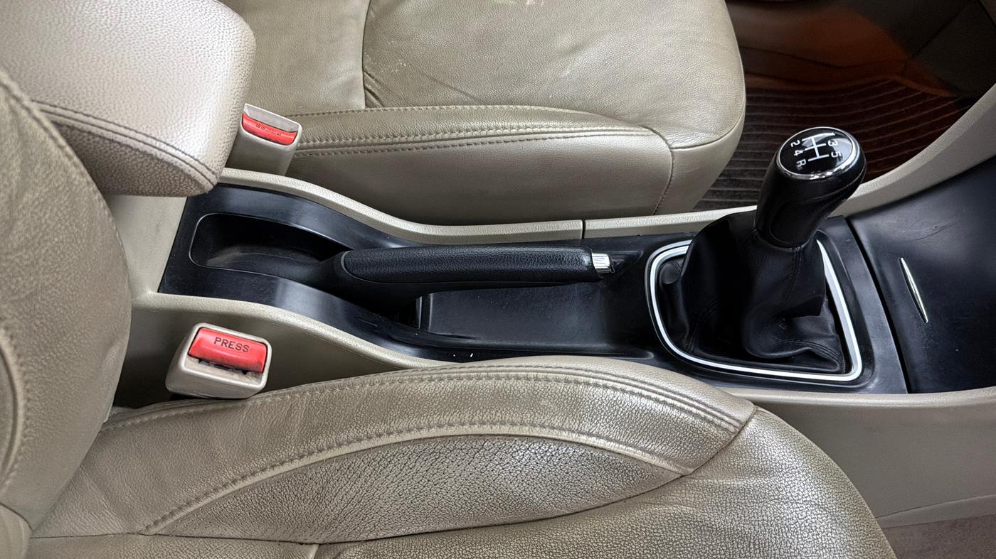2019 Maruti Ciaz ALPHA 1.5 SHVS PETROL, Petrol, Manual, 1,05,643 km, Gear Lever