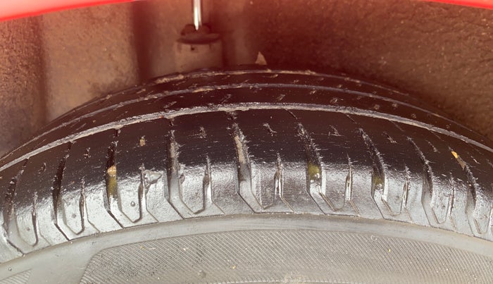 2016 Volkswagen Polo HIGHLINE1.2L, CNG, Manual, 1,24,595 km, Right Rear Tyre Tread