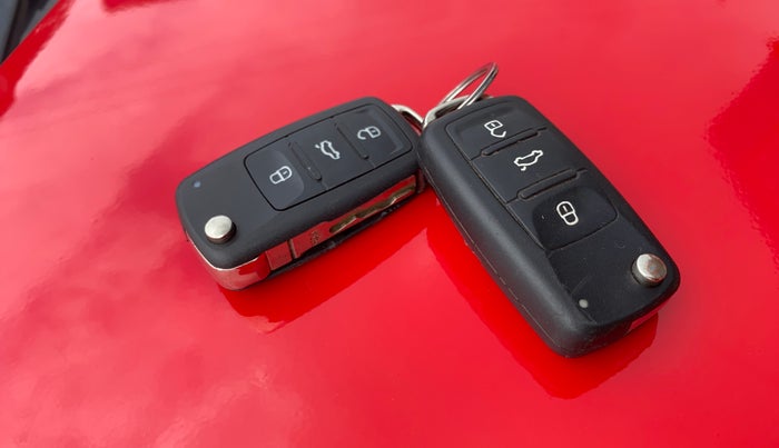 2016 Volkswagen Polo HIGHLINE1.2L, CNG, Manual, 1,24,595 km, Key Close Up