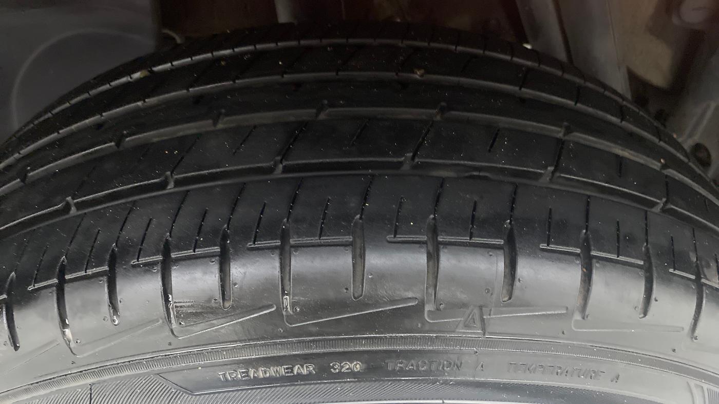 2016 Renault Duster RXL AMT 110 PS, Diesel, Automatic, 1,69,249 km, Right Rear Tyre Tread