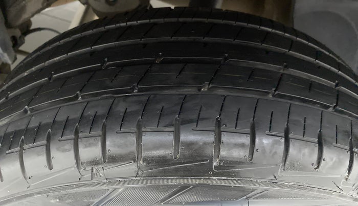 2016 Renault Duster RXL AMT 110 PS, Diesel, Automatic, 1,69,249 km, Left Rear Tyre Tread