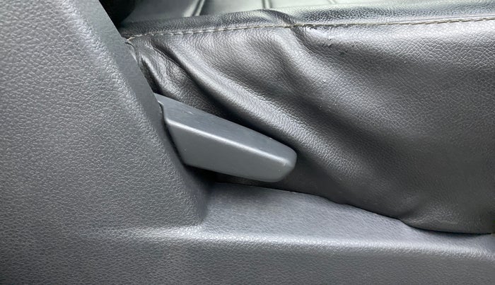 2016 Renault Duster RXL AMT 110 PS, Diesel, Automatic, 1,69,249 km, Driver Side Adjustment Panel