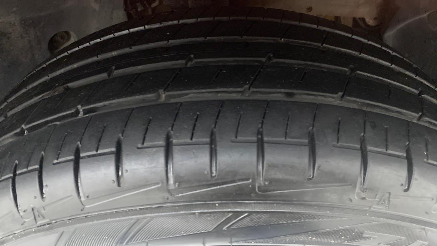 2016 Renault Duster RXL AMT 110 PS, Diesel, Automatic, 1,69,249 km, Right Front Tyre Tread