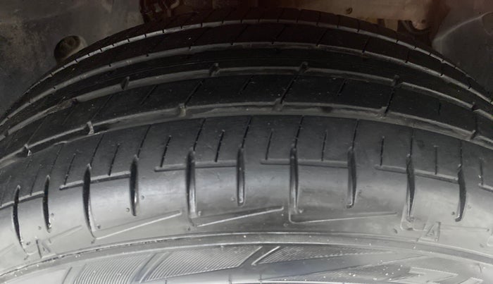 2016 Renault Duster RXL AMT 110 PS, Diesel, Automatic, 1,69,249 km, Right Front Tyre Tread