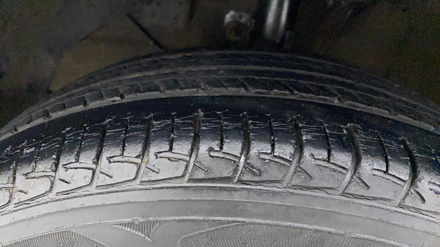 2017 Maruti Baleno DELTA PETROL 1.2, Petrol, Manual, 69,435 km, Left Front Tyre Tread