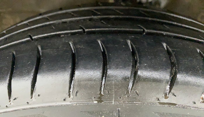 2014 Maruti Wagon R 1.0 LXI, Petrol, Manual, 59,632 km, Left Front Tyre Tread