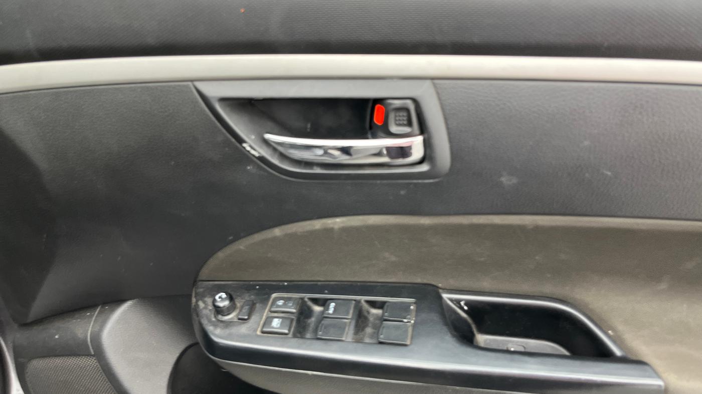 2017 Maruti Swift VXI, Petrol, Manual, 31,114 km, Driver Side Door Panels Control