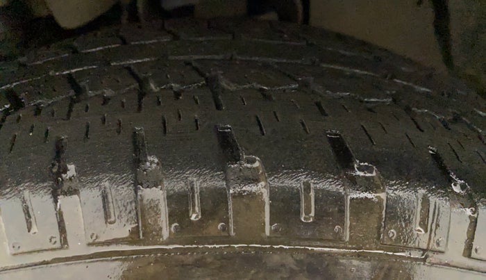 2016 Mahindra TUV300 T8 AMT, Diesel, Automatic, 82,527 km, Right Front Tyre Tread