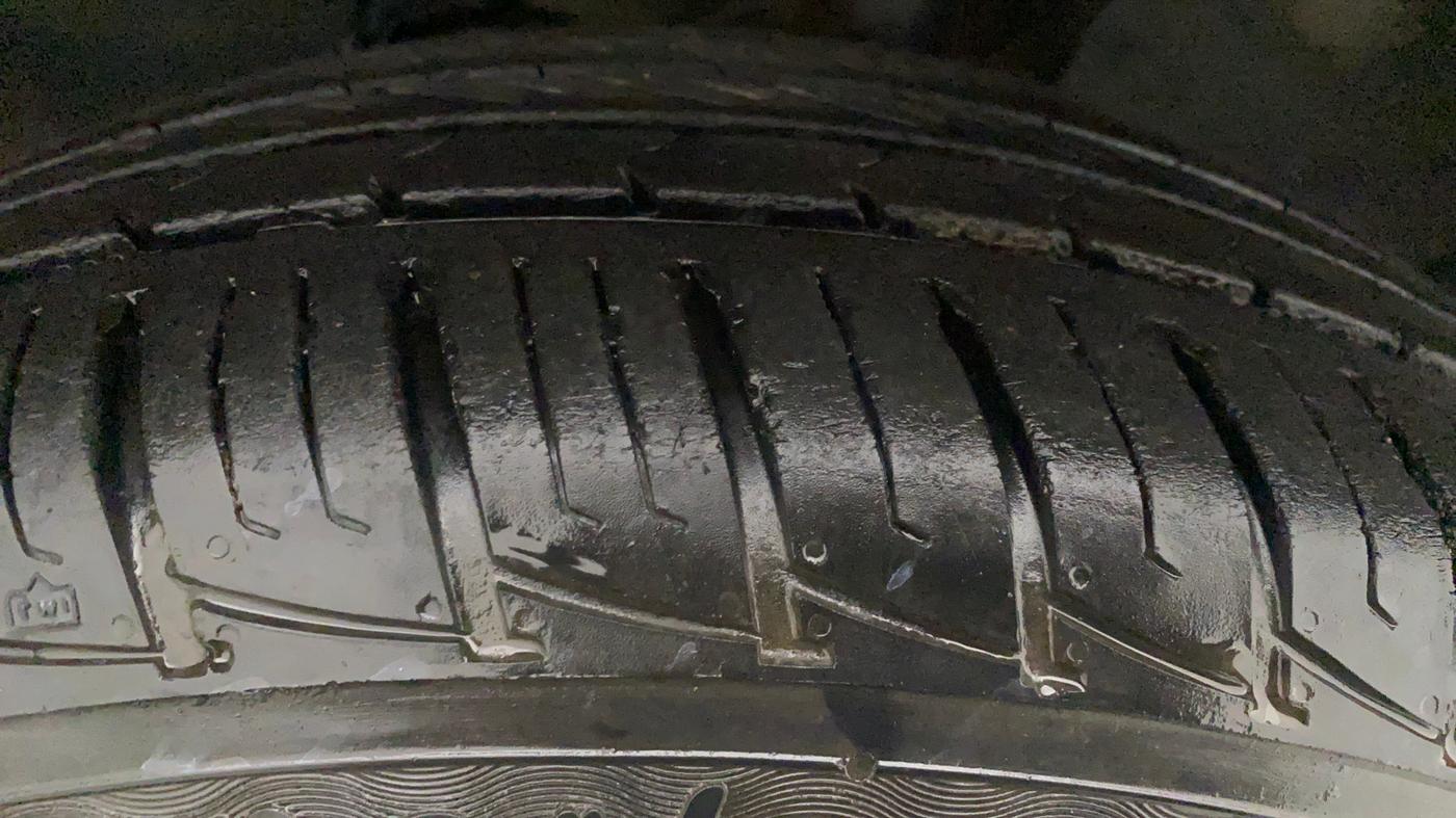 2012 Renault Duster 85 PS RXL DIESEL, Diesel, Manual, 1,15,369 km, Right Front Tyre Tread