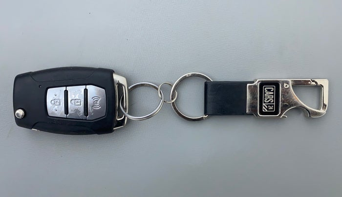 2020 Mahindra XUV300 1.2 W6 MT, Petrol, Manual, 6,958 km, Key Close Up