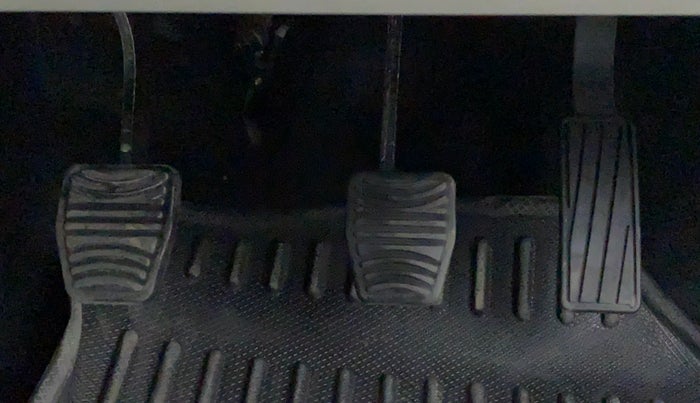 2020 Mahindra XUV300 1.2 W6 MT, Petrol, Manual, 6,958 km, Pedals