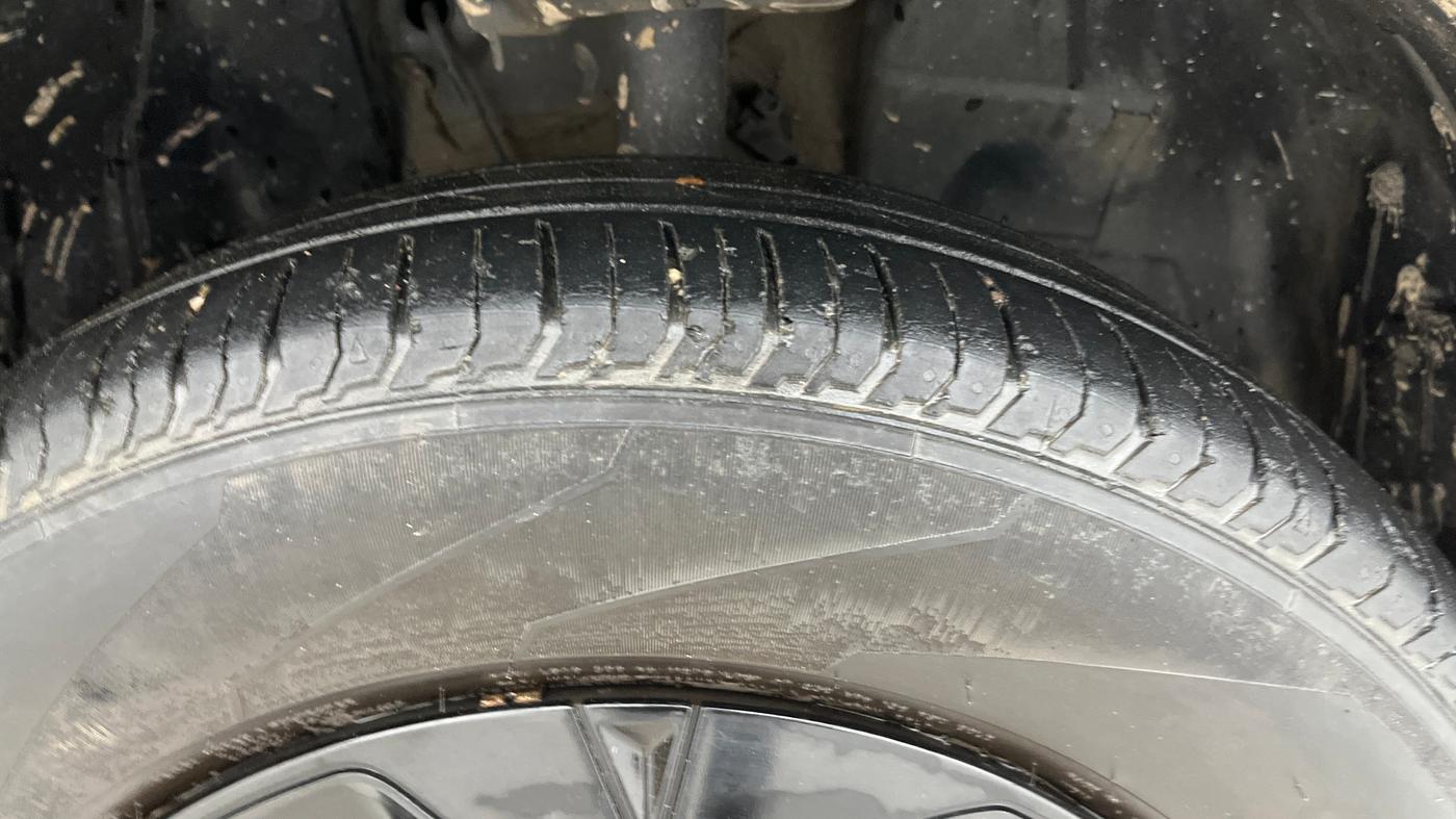 2023 Tata PUNCH ADVENTURE AMT, Petrol, Automatic, 33,617 km, Right Front Tyre Tread