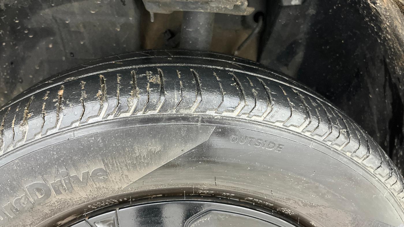 2023 Tata PUNCH ADVENTURE AMT, Petrol, Automatic, 33,617 km, Left Front Tyre Tread