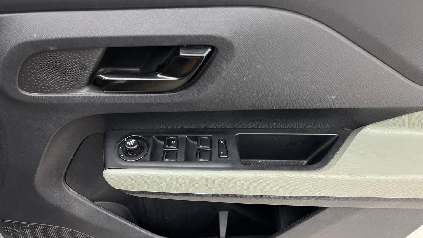 2023 Tata PUNCH ADVENTURE AMT, Petrol, Automatic, 33,617 km, Driver Side Door Panels Control