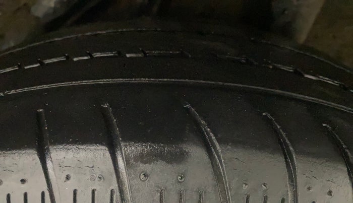2014 Honda Amaze 1.2L I-VTEC EX, Petrol, Manual, 1,44,908 km, Left Rear Tyre Tread