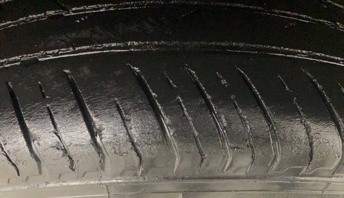 2022 Renault Kiger RXT (O) AMT DUAL TONE, Petrol, Automatic, 34,838 km, Left Rear Tyre Tread