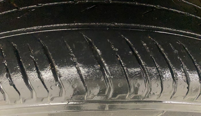 2022 Renault Kiger RXT (O) AMT DUAL TONE, Petrol, Automatic, 34,838 km, Right Rear Tyre Tread