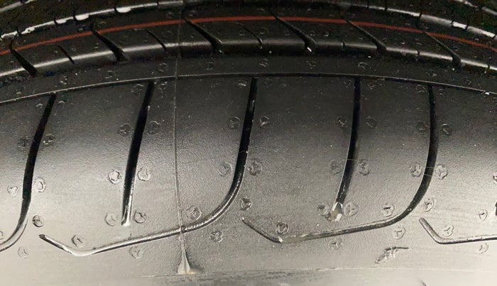 2016 Hyundai Creta SX PLUS 1.6 PETROL, Petrol, Manual, 1,05,128 km, Left Rear Tyre Tread