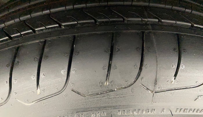 2016 Hyundai Creta SX PLUS 1.6 PETROL, Petrol, Manual, 1,05,128 km, Left Front Tyre Tread