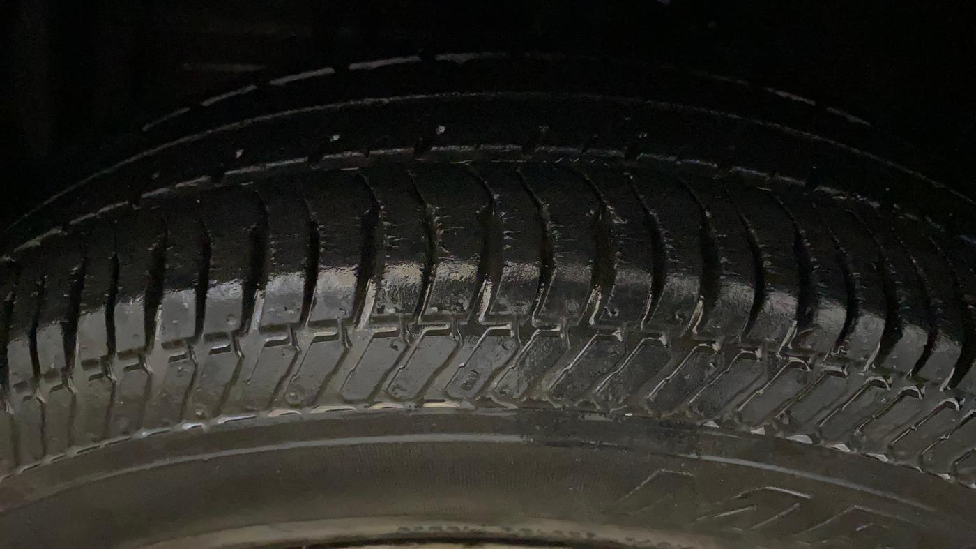 2017 Maruti Swift LXI (O), Petrol, Manual, 52,102 km, Left Front Tyre Tread