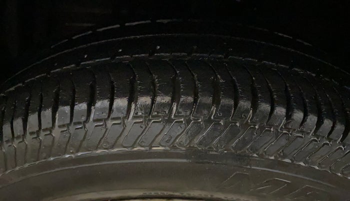 2017 Maruti Swift LXI (O), Petrol, Manual, 52,102 km, Left Front Tyre Tread
