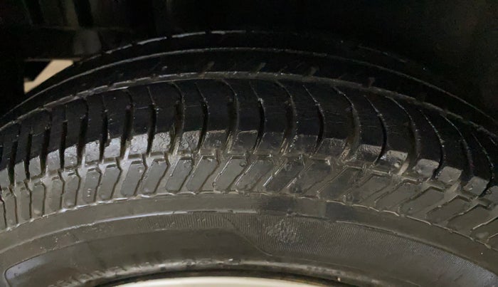 2017 Maruti Swift LXI (O), Petrol, Manual, 52,102 km, Right Rear Tyre Tread