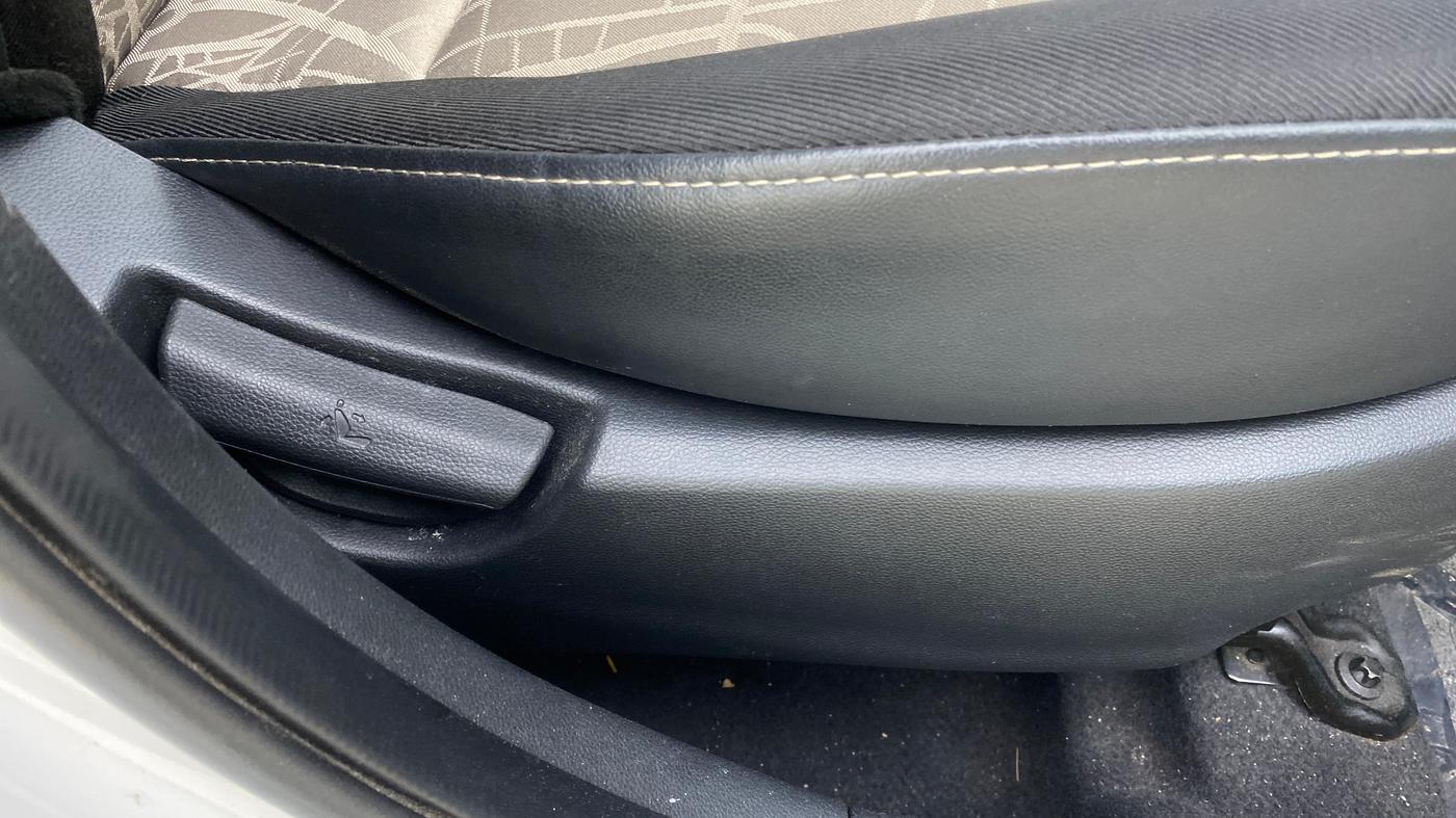 2017 Hyundai Grand i10 SPORTZ (O) AT 1.2 KAPPA VTVT, Petrol, Automatic, 34,422 km, Driver Side Adjustment Panel