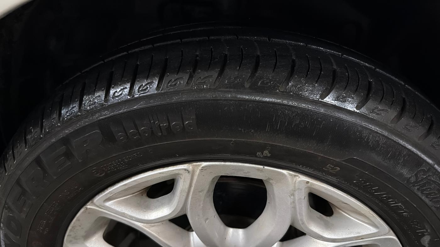 2015 Ford Ecosport TITANIUM 1.5L PETROL, Petrol, Manual, 49,190 km, Right Front Tyre Tread