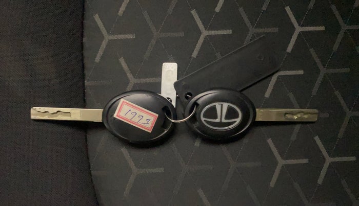 2023 Tata NEXON XE PETROL, Petrol, Manual, 20,349 km, Key Close Up