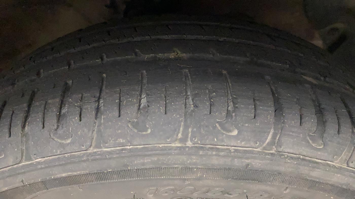 2017 Hyundai Xcent SX 1.2, Petrol, Manual, 33,856 km, Right Front Tyre Tread