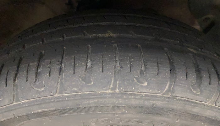 2017 Hyundai Xcent SX 1.2, Petrol, Manual, 33,856 km, Right Front Tyre Tread