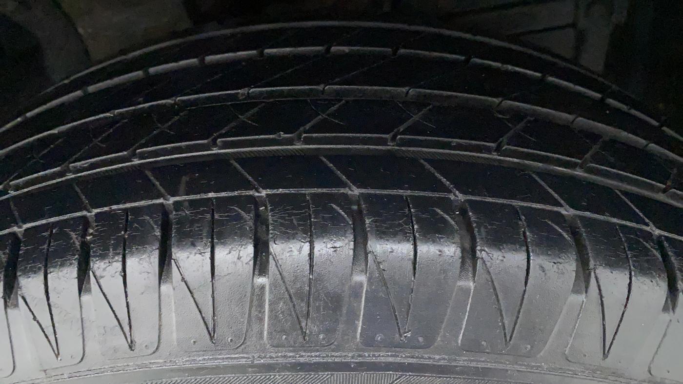 2017 Maruti Vitara Brezza ZDI PLUS, Diesel, Manual, 33,772 km, Right Front Tyre Tread