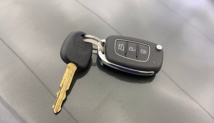 2020 Hyundai VENUE SX 1.0 TURBO IMT, Petrol, Manual, 72,272 km, Key Close Up