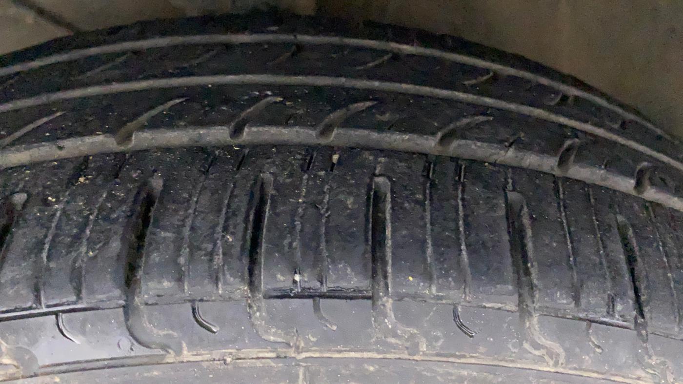 2016 Maruti Baleno DELTA PETROL 1.2, CNG, Manual, 97,201 km, Left Front Tyre Tread