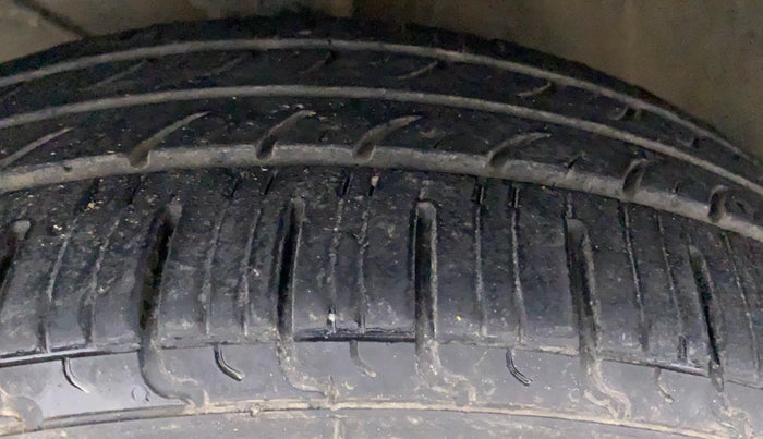 2016 Maruti Baleno DELTA PETROL 1.2, CNG, Manual, 97,201 km, Left Front Tyre Tread