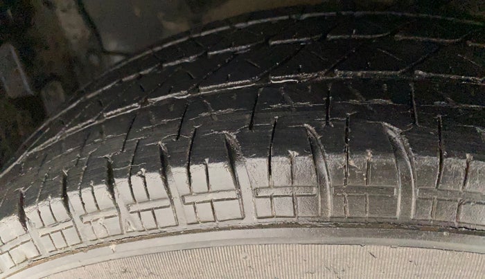 2013 Maruti Ritz VXI, Petrol, Manual, 51,250 km, Left front tyre - Minor crack