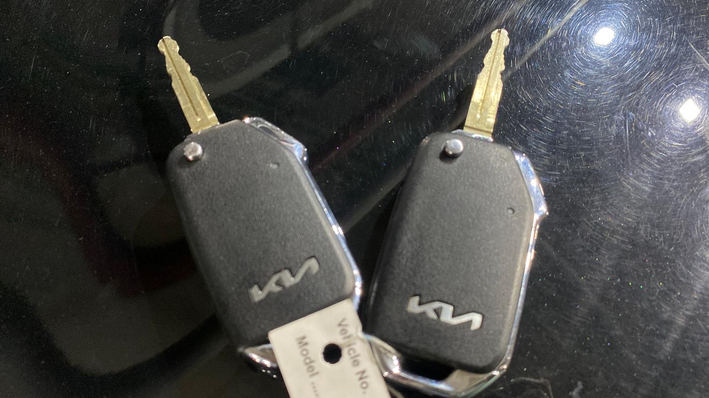 2025 KIA SONET HTK (O) 1.2 Petrol MT, Petrol, Manual, 6,210 km, Key Close Up