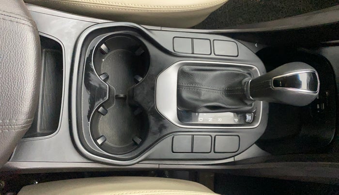 2017 Hyundai Santa Fe 4 WD AT, Diesel, Automatic, 61,184 km, Gear Lever