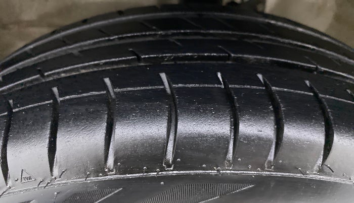 2014 Maruti Wagon R 1.0 VXI, Petrol, Manual, 66,783 km, Left Front Tyre Tread