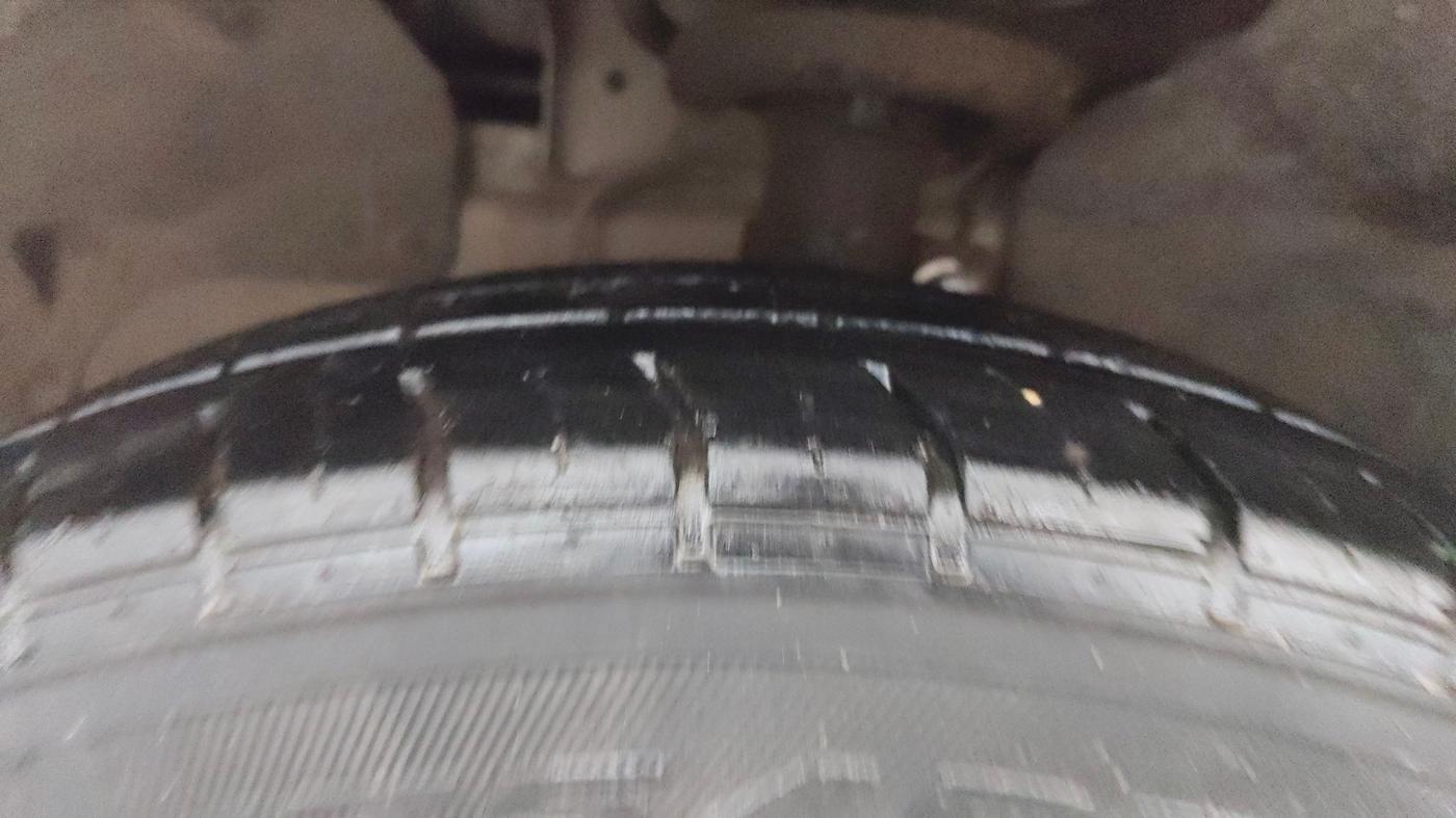 2014 Ford Figo TITANIUM 1.2 PETROL, Petrol, Manual, 74,354 km, Left Front Tyre Tread