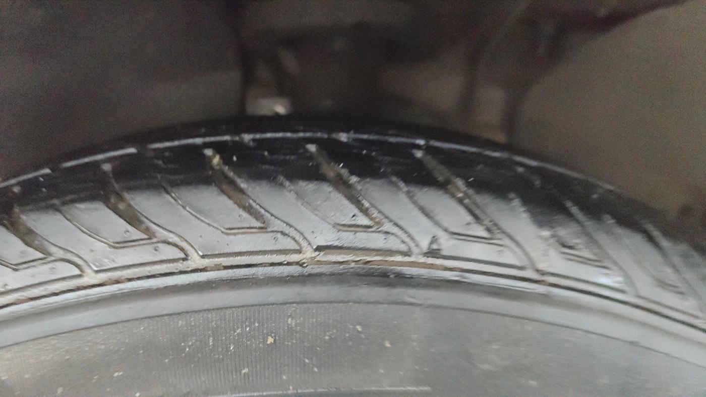 2014 Ford Figo TITANIUM 1.2 PETROL, Petrol, Manual, 74,354 km, Right Front Tyre Tread